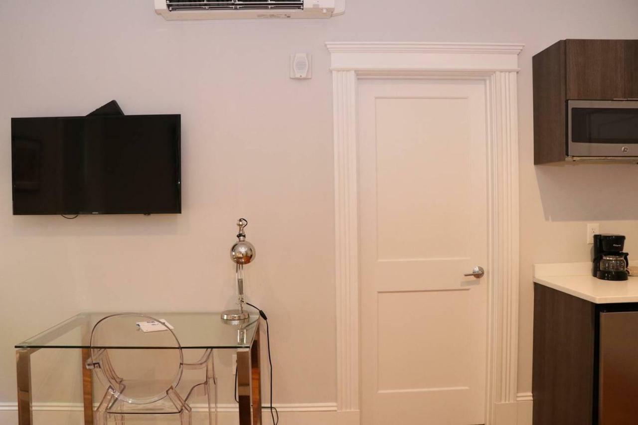A Stylish Stay W/ A Queen Bed, Heated Floors.. #15 Brookline Exterior photo