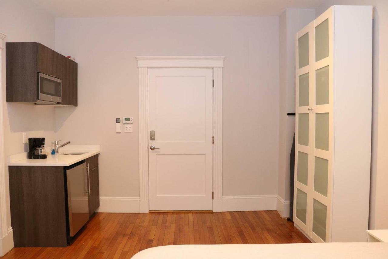 A Stylish Stay W/ A Queen Bed, Heated Floors.. #15 Brookline Exterior photo